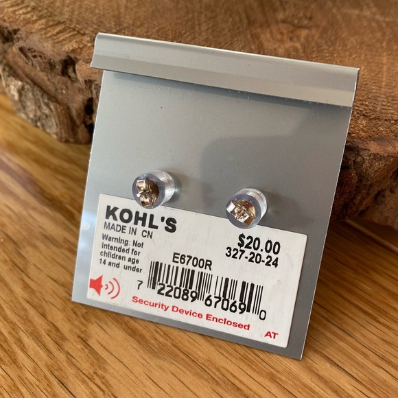 FREE with bundle NWT clear stone stud earrings sterling silver - Picture 2 of 3